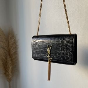Croc embossed leathershoulder bag.
